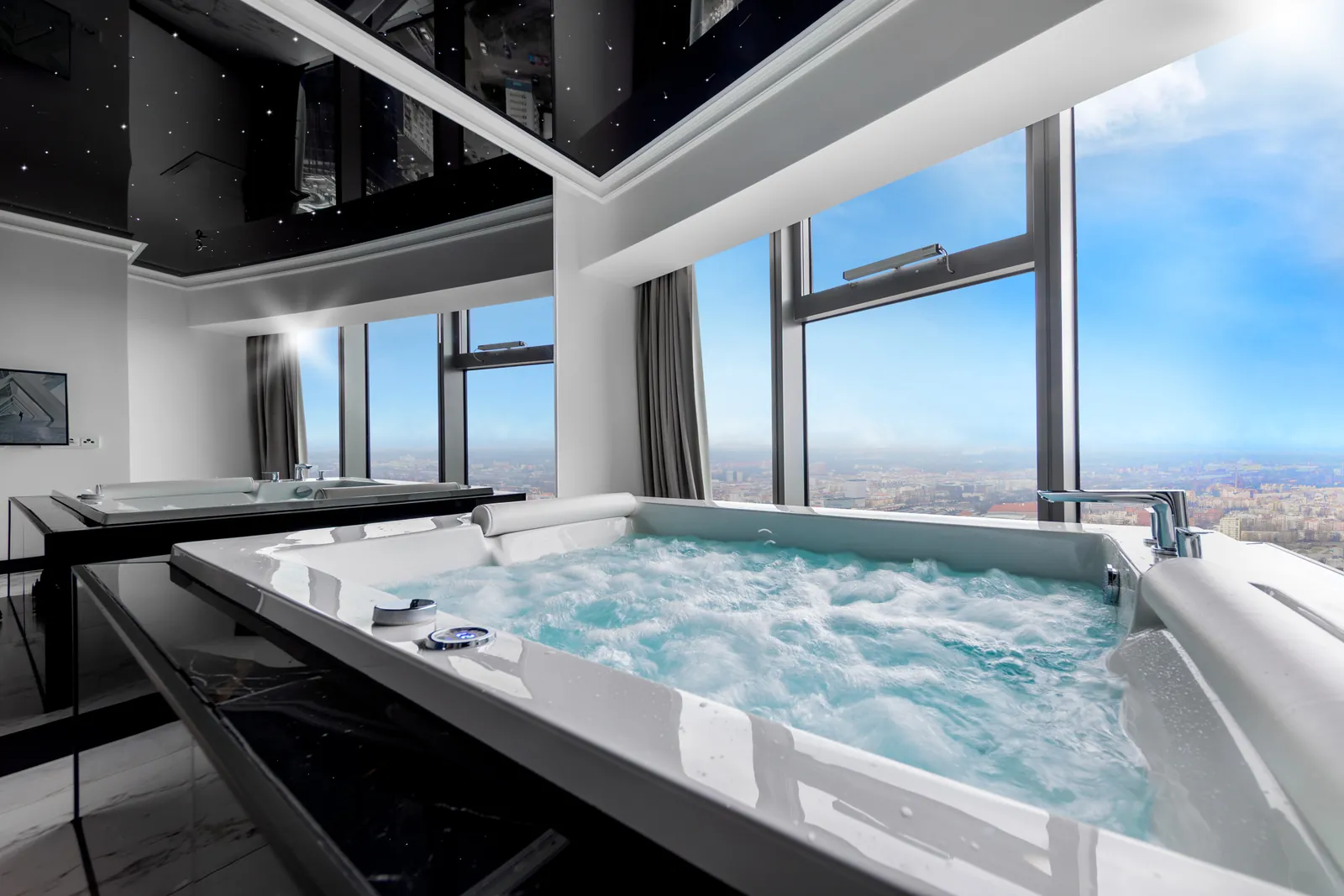 Deluxe z jacuzzi i widokiem na Rynek — 38. piętro