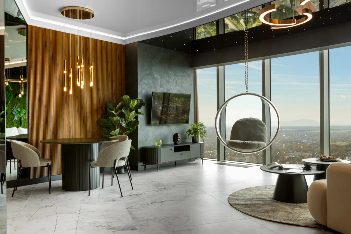 Wohnzimmer des Apartments mit Blick bis zum Horizont