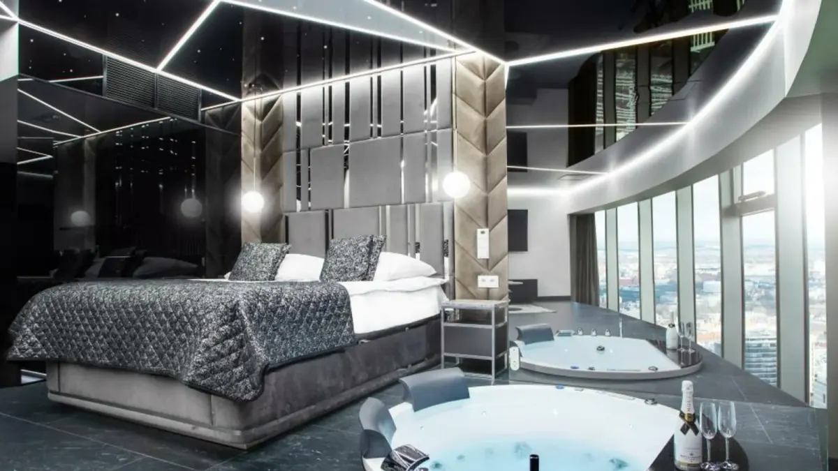 Jacuzzi przy panoramicznym oknie - apartament Deluxe, In The Sky Apartments w Sky Tower
