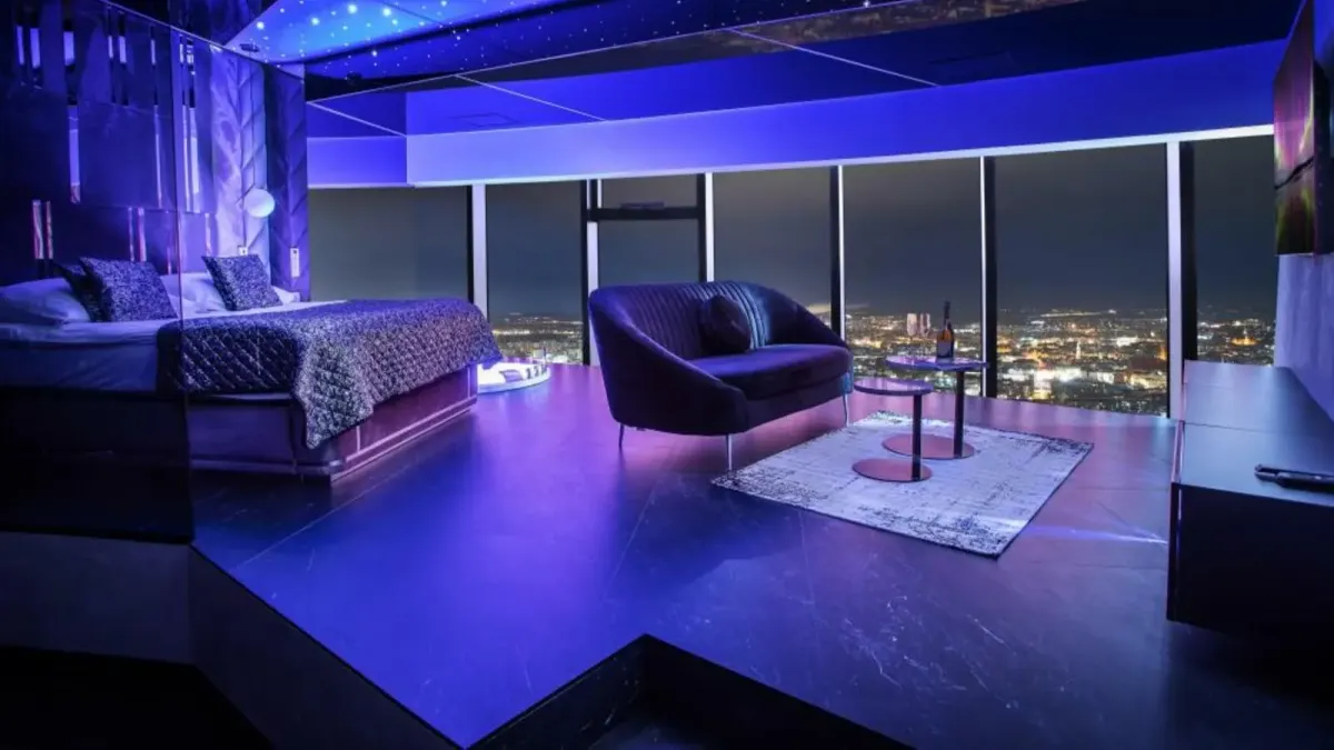 Vířivka s večerním výhledem na Vratislav - apartmán Deluxe, In The Sky Apartments ve Sky Tower
