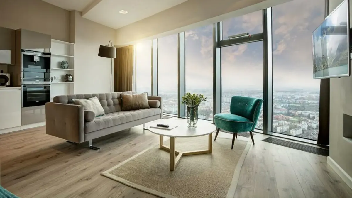 Obývací pokoj s panoramatickými okny - apartmán Executive Suite, In The Sky Apartments ve Sky Tower