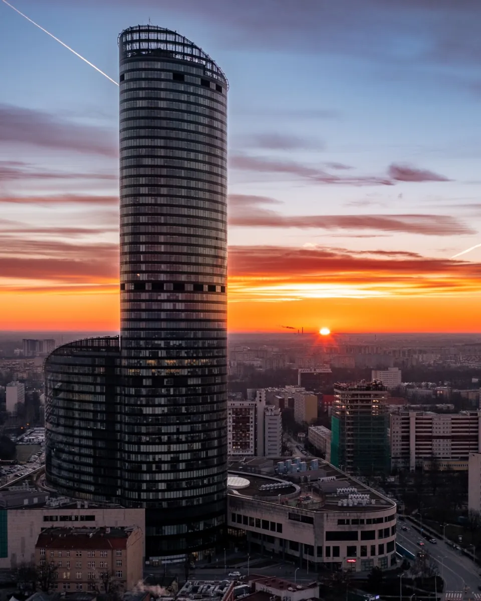 Sky Tower o zachodzie słońca