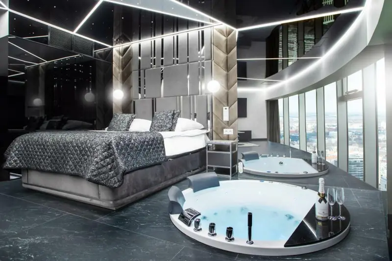 Deluxe apartment with jacuzzi and a view of the Market Square, Sky Tower Wrocław
