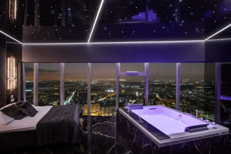 Deluxe apartment with jacuzzi, 36th floor, Sky Tower Wrocław