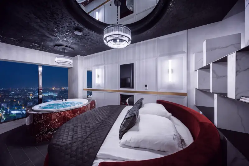 “Paris” apartment with jacuzzi, Sky Tower Wrocław
