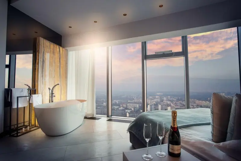 Deluxe apartment with a bathtub by the window, Sky Tower Wrocław