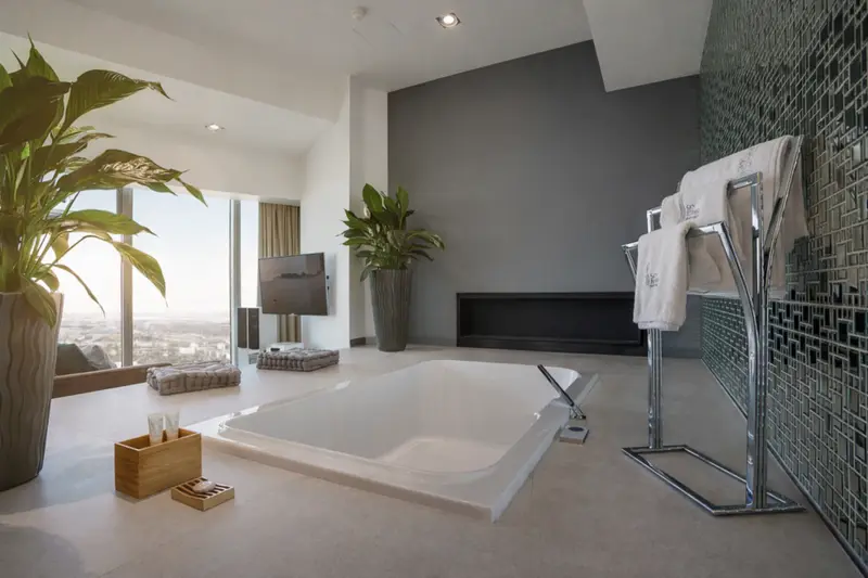 Executive Suite apartment with a bathtub in the room, Sky Tower Wrocław