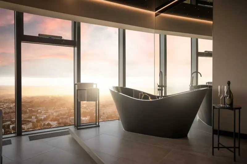 Executive Suite apartment with a freestanding bathtub, Sky Tower Wrocław