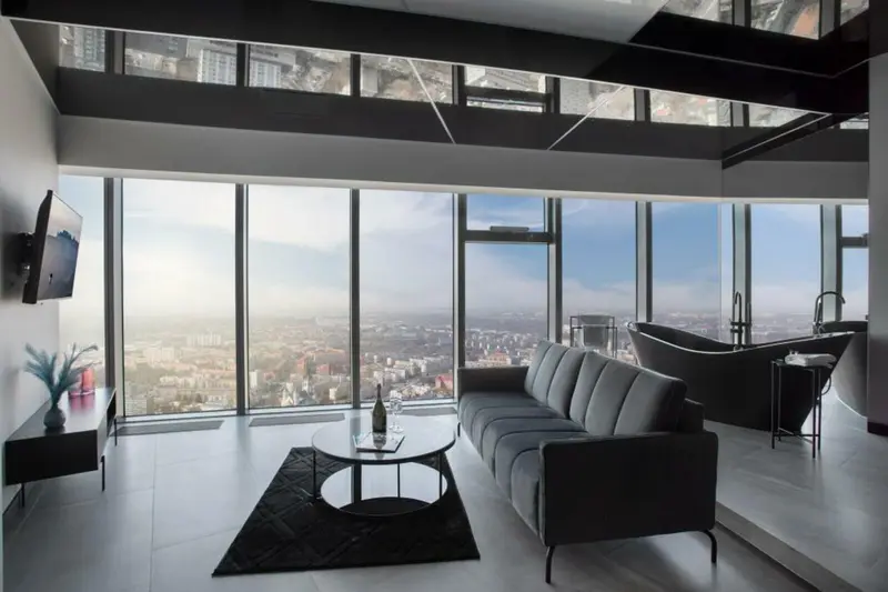 Executive Suite apartment with a freestanding bathtub, Sky Tower Wrocław