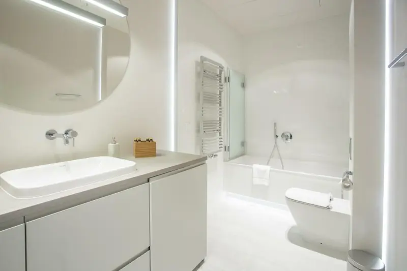 Suite apartment with a king-size bed, Sky Tower Wrocław