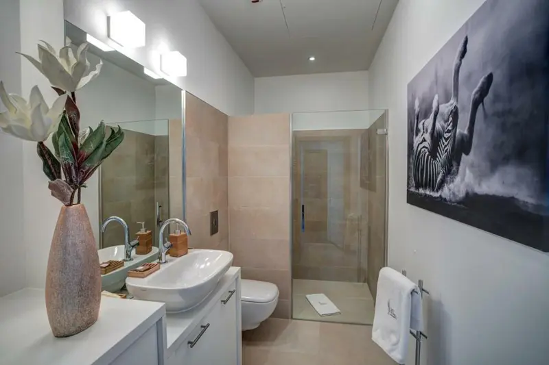Suite apartment with a king-size bed, Sky Tower Wrocław