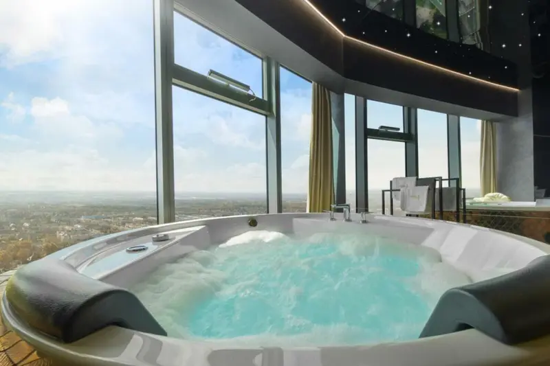 Presidential Apartment with jacuzzi, Sky Tower Wrocław
