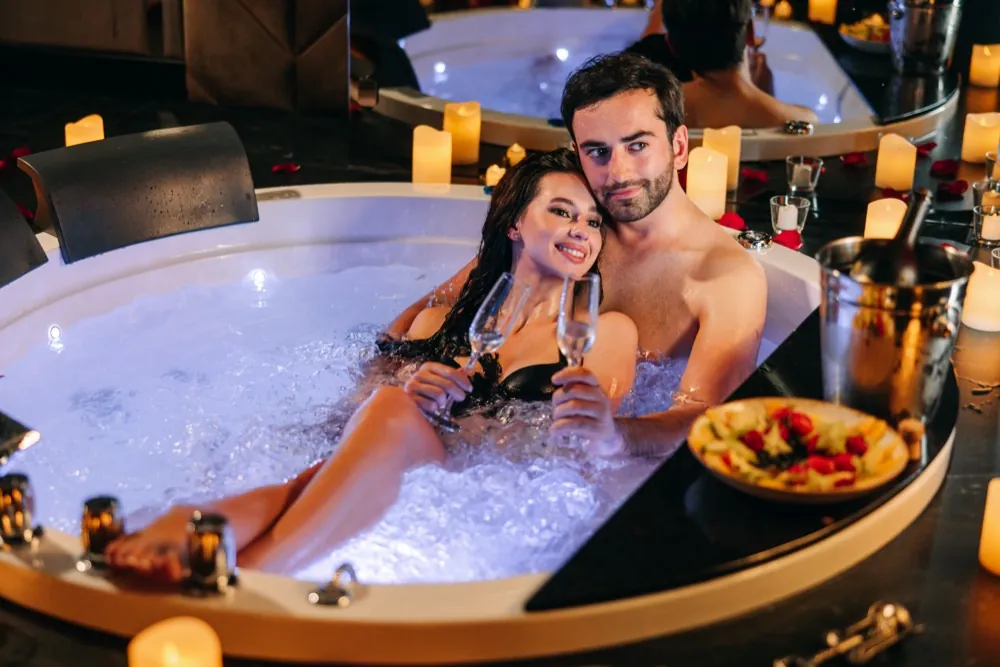 Paar posiert im Whirlpool - Fotosession
