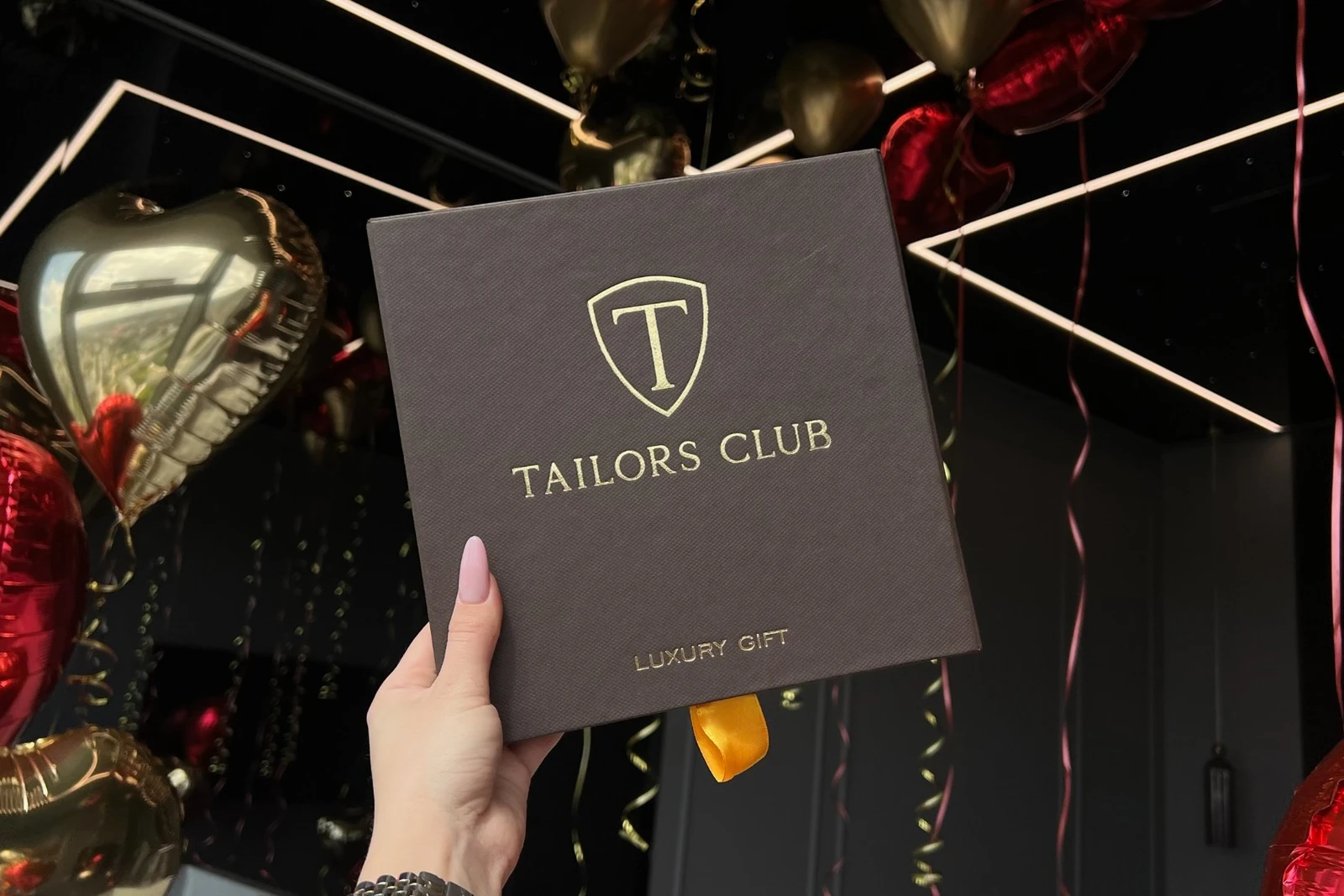 Pudełko Tailors Club z voucherem na koszulę szytą na miarę