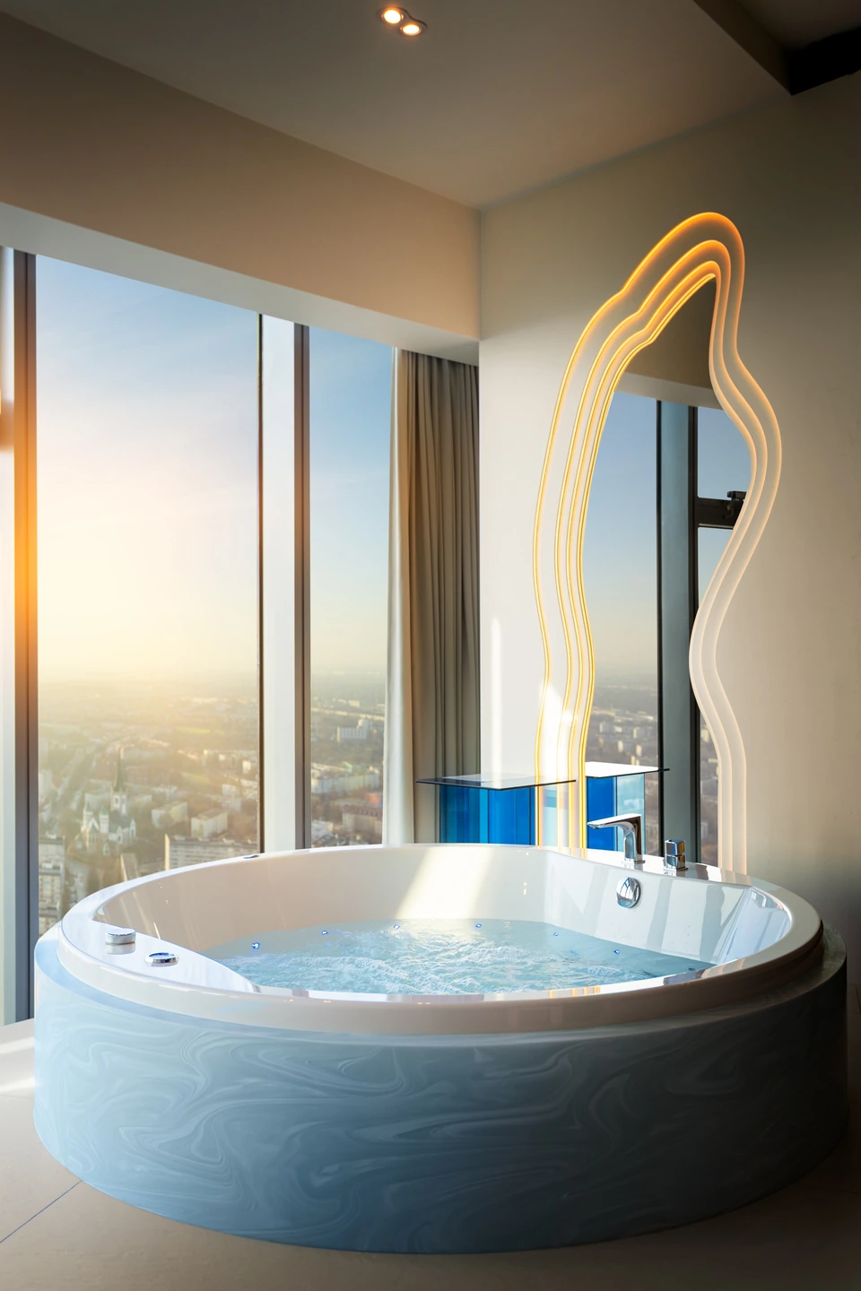 Okrągłe jacuzzi przy oknie o zachodzie słońca