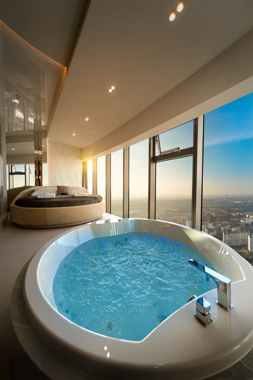 Jacuzzi przy panoramicznym oknie