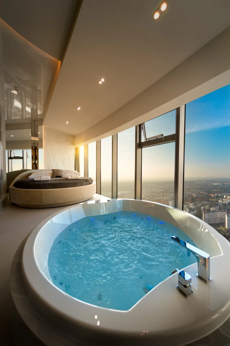 Jacuzzi z widokiem na miasto nocą