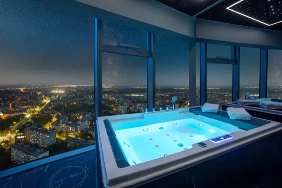 Jacuzzi in the apartment on the 33rd floor