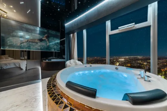 Bedroom with jacuzzi in the Presidential Apartment