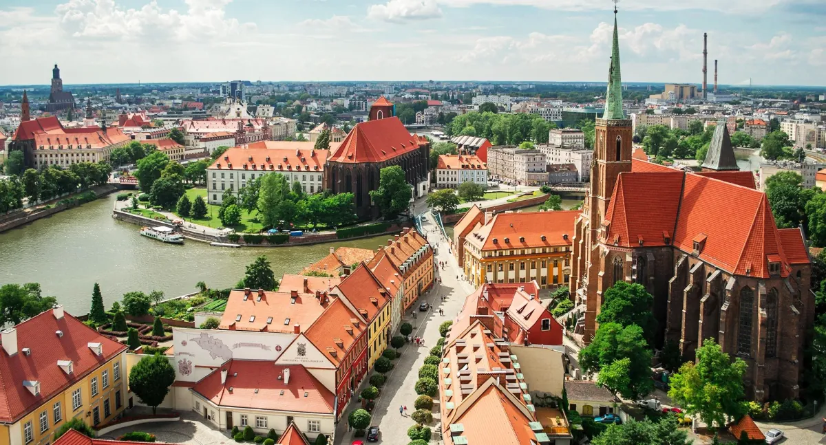 Ostrów Tumski a zeleň u Odry ve Vratislavi z výšky