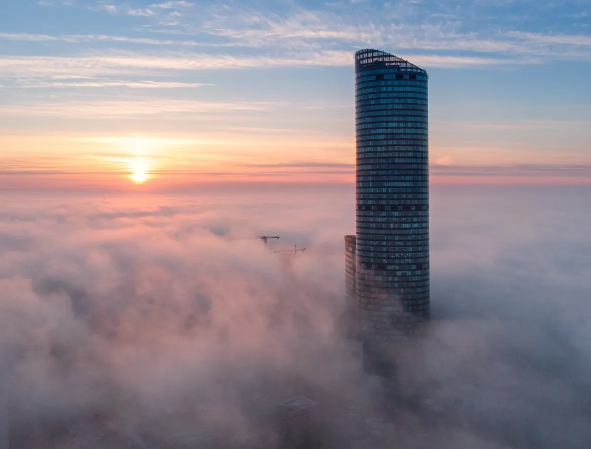 Sky Tower ve Vratislavi vystupující nad vrstvu mraků