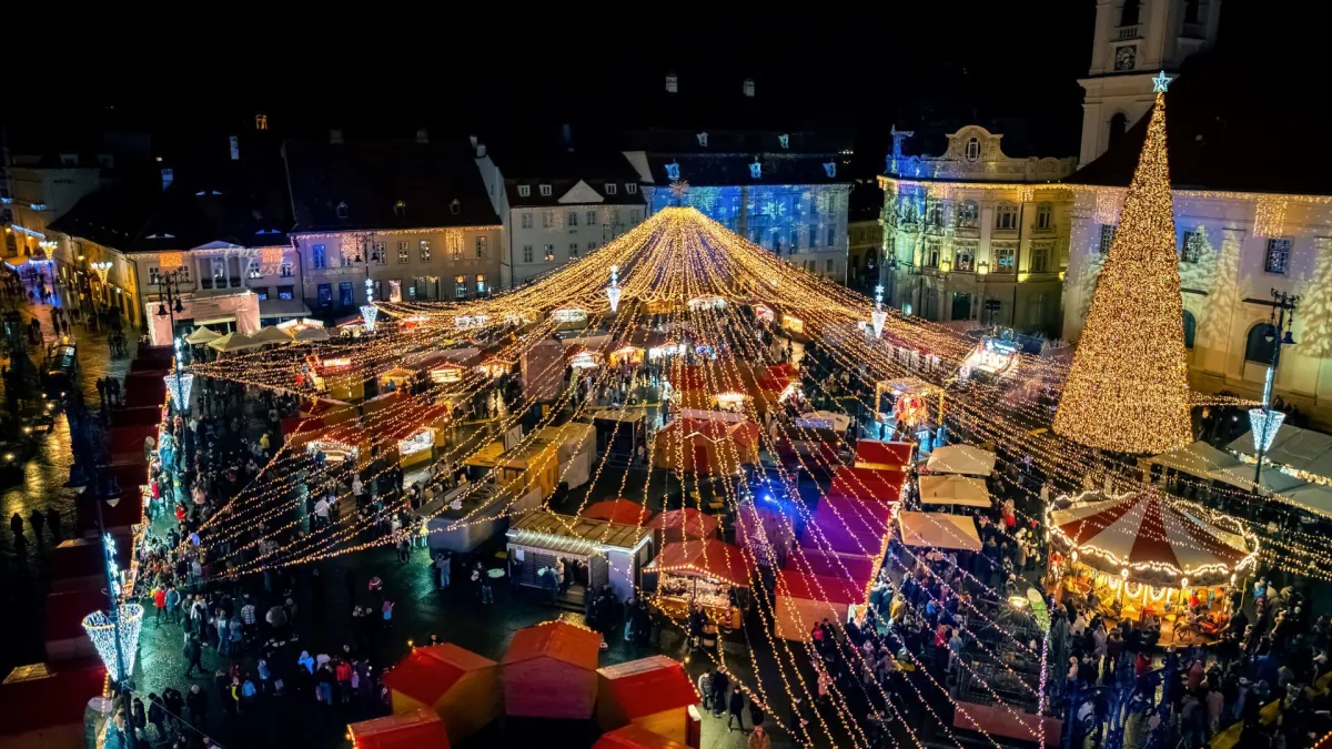 Rozsvícené stánky vánočního trhu při pohledu z výšky