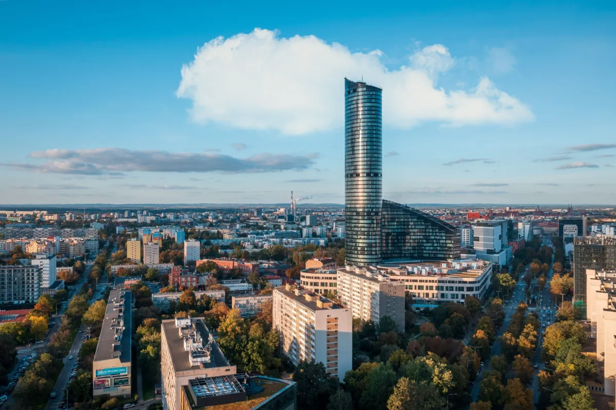 Sky Tower a denní panorama Vratislavi z ptačí perspektivy