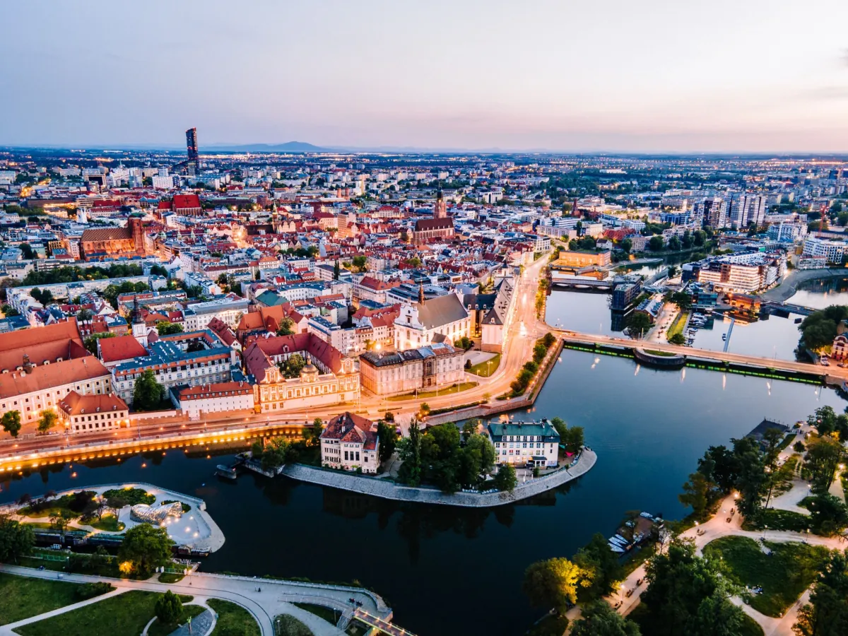 Panorama Vratislavi s Odrou a mosty z ptačí perspektivy