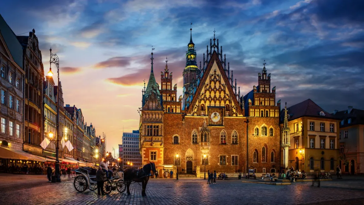 Rynek a radnice ve Vratislavi za soumraku