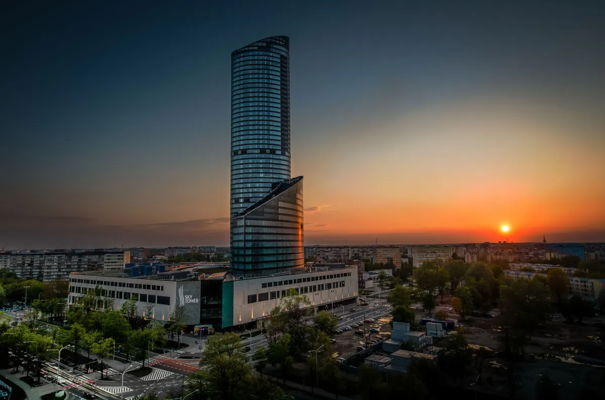 Apartamenty w centrum Wrocławia: Rynek vs okolice Sky Tower – co wybrać na weekend