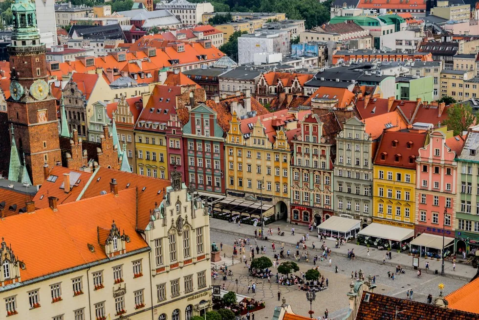 Rynek ve Vratislavi z výšky, střechy domů a radnice