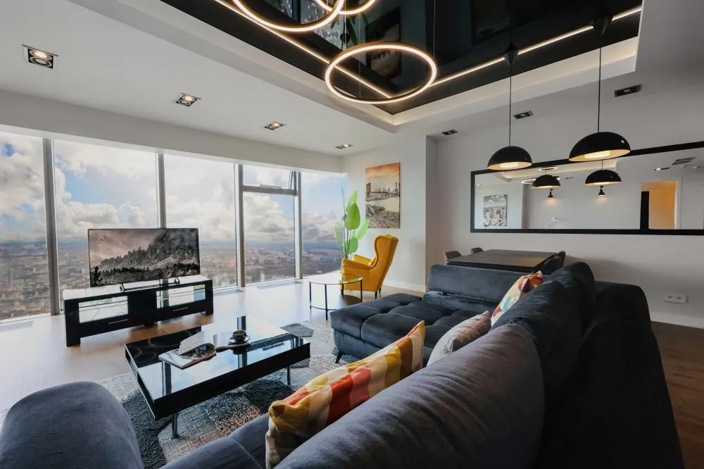 Salon apartamentu In The Sky z narożną kanapą i telewizorem