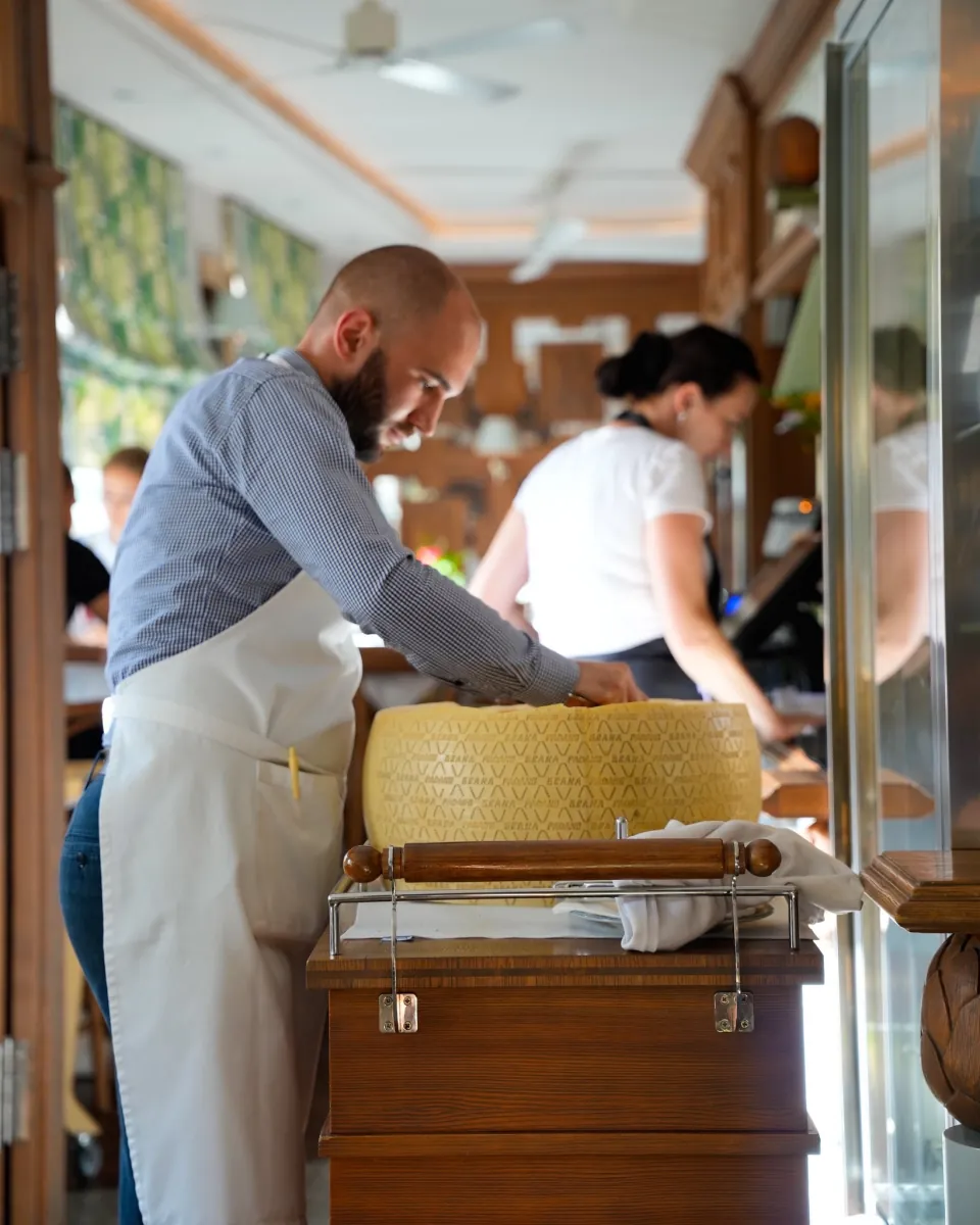 Příprava jídel v otevřené kuchyni restaurace