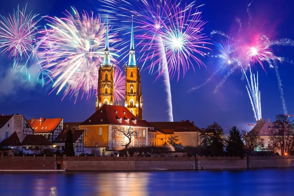 Ohňostroj nad kostelem ve Vratislavi na Silvestra
