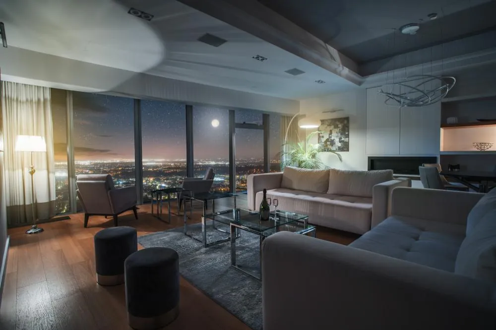 Obývací pokoj apartmánu In The Sky s panoramatem Vratislavi za panoramatickým oknem