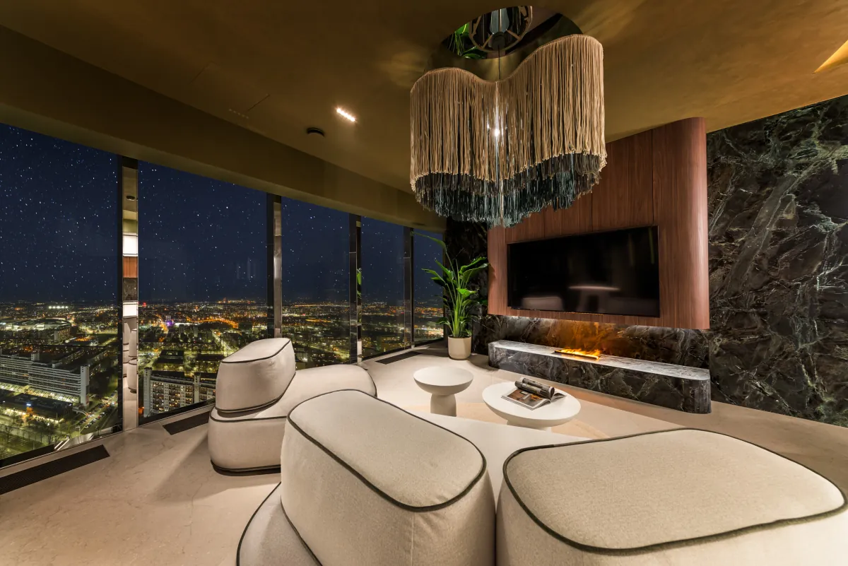 Sky Tower: nocleg z jacuzzi – co realnie dostajesz (widok, standard, lokalizacja)