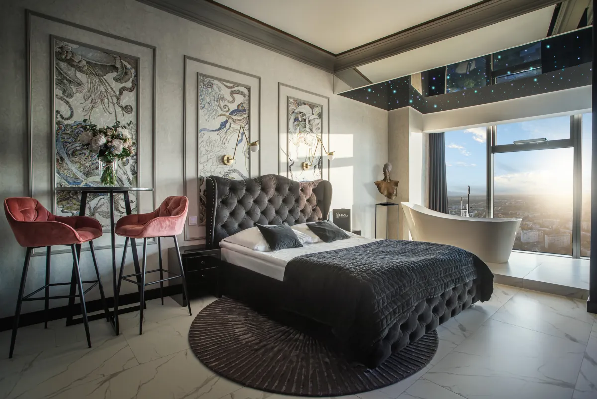 Sypialnia apartamentu In The Sky z widokiem na miasto