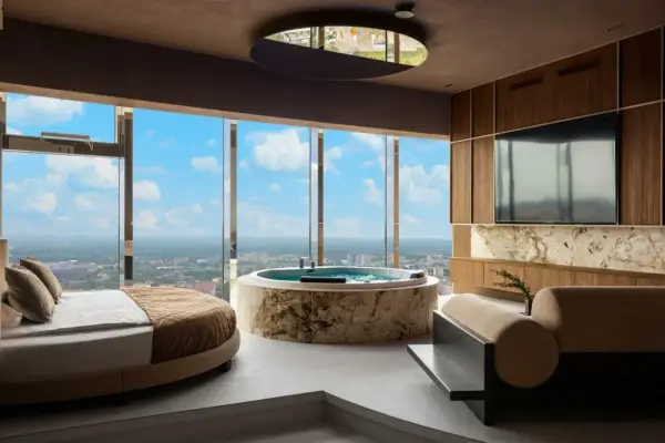 Apartament Tokio: jacuzzi przy panoramicznym oknie w Sky Tower