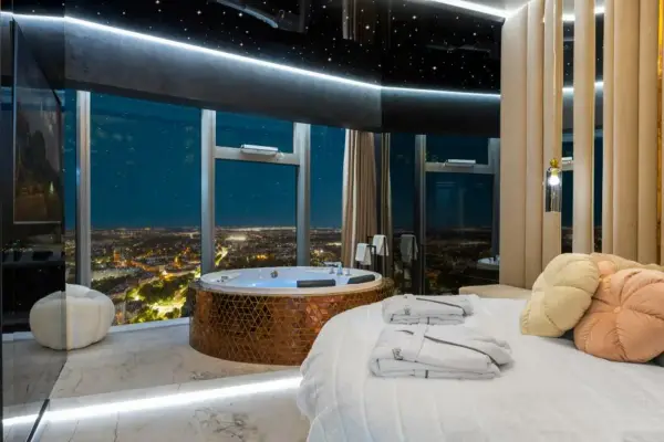 Apartament Prezydencki: jacuzzi wieczorem, z widokiem na światła Wrocławia