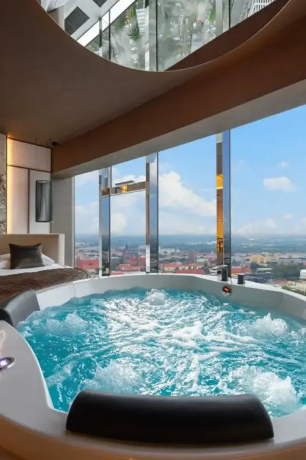Apartament Tokio z jacuzzi przy oknie w Sky Tower