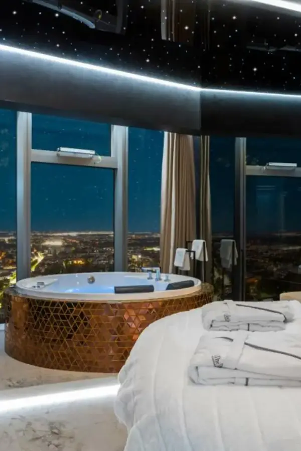 Apartament Prezydencki z jacuzzi przy oknie w Sky Tower