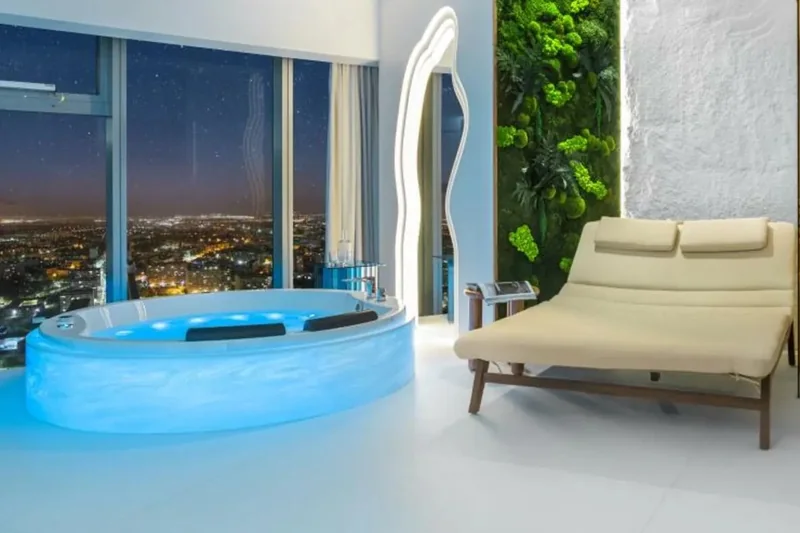 Apartament Santorini: jacuzzi wieczorem, panorama Wrocławia