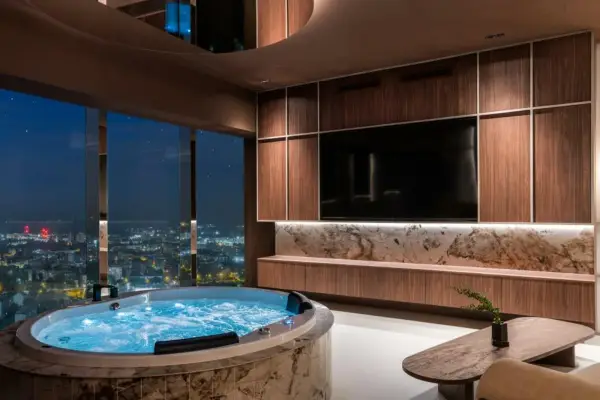 Apartament Tokio: jacuzzi wieczorem, z widokiem na światła Wrocławia