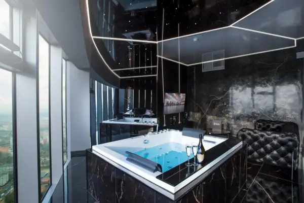 Apartament Deluxe: jacuzzi przy panoramicznym oknie w Sky Tower