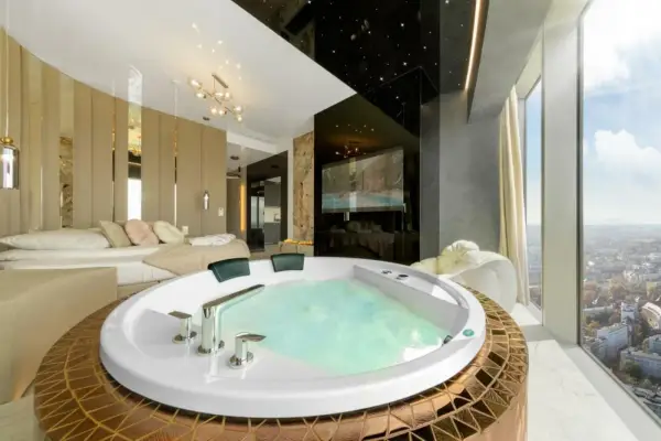 Apartament Prezydencki: jacuzzi przy panoramicznym oknie w Sky Tower