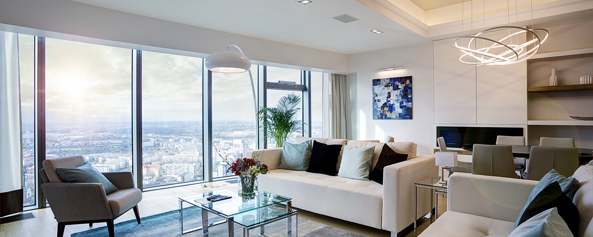Salon z szerokimi oknami w galerii Luxury Suite z sauną w In The Sky